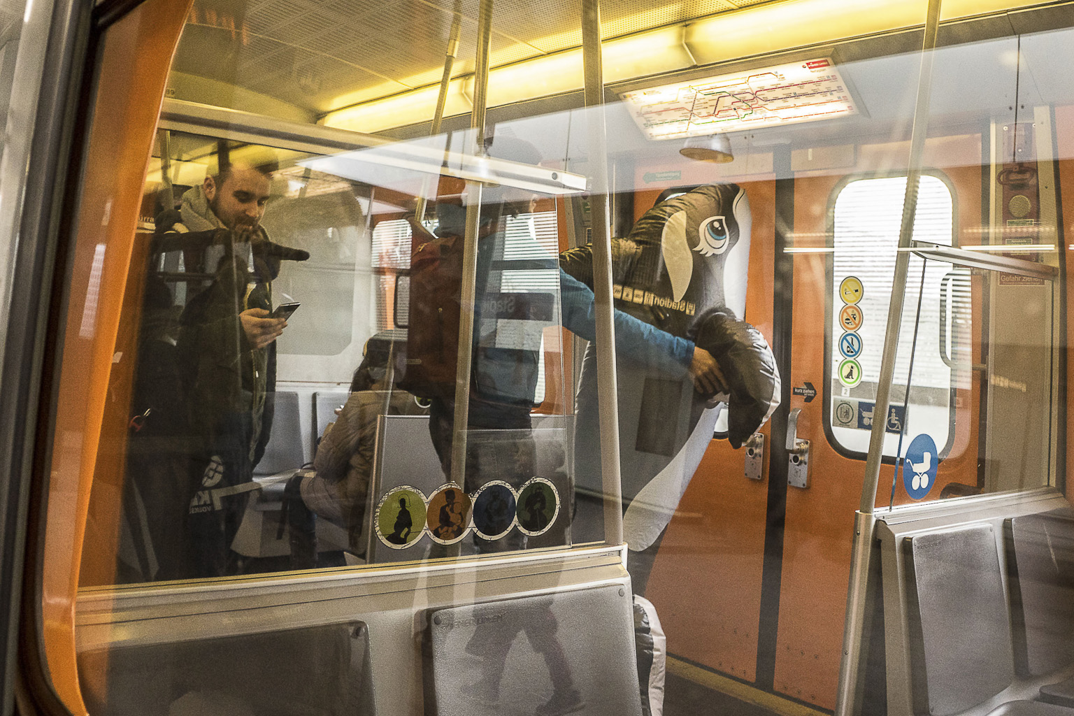 Mit aufblasbaren Wal in der U-Bahn. Am Weg zur Kundgebung des Klimavolksbegehren